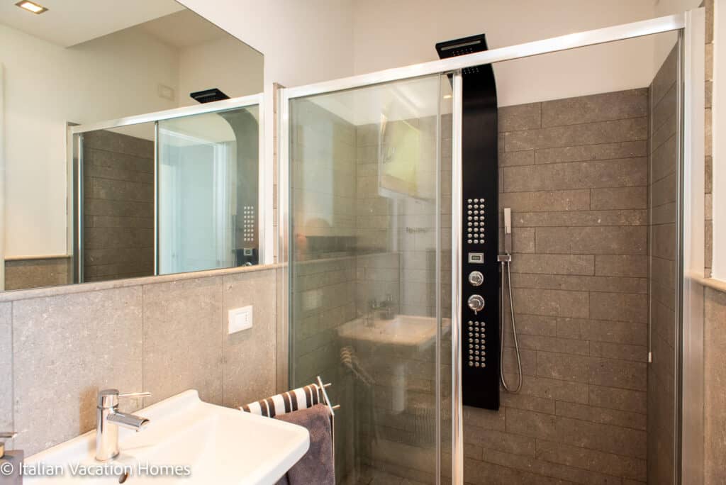 Italian_Vacation_Homes_Panoramic_Villa12a