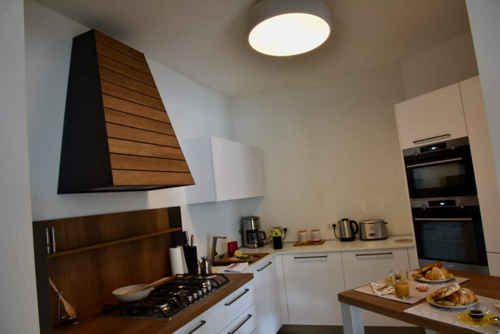 Stylish_Lakefront_House_Lovere_11