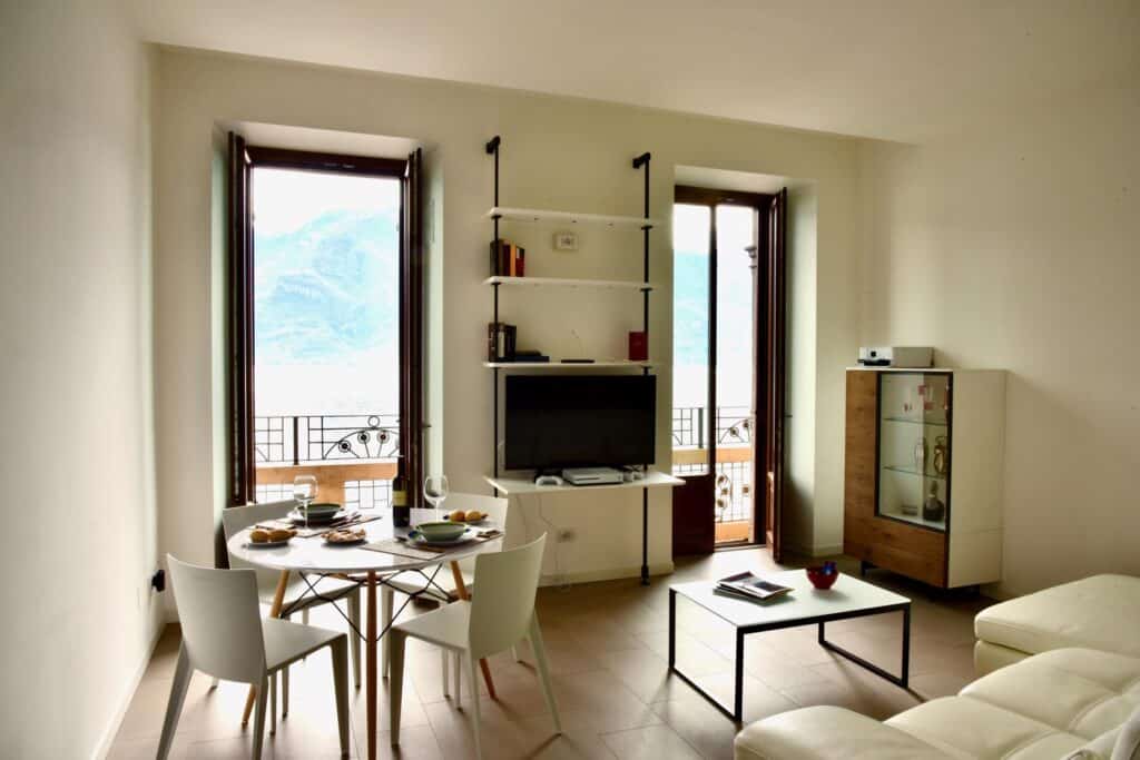 Stylish_Lakefront_House_Lovere_2