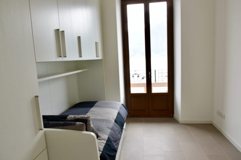 Stylish_Lakefront_House_Lovere_24